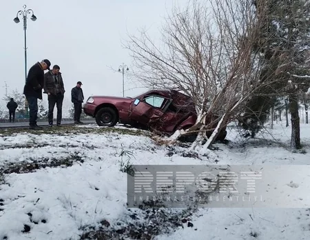 Oğuzda buzlu yolda idarəetmədən çıxan avtomobil ağaca çırpılıb, xəsarət alan var