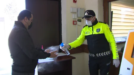 Polisə müraciət edənlər ilkin yoxlamadan keçəndən sonra binalara buraxılır