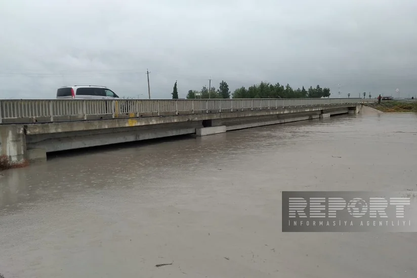 Паводковые воды создали опасную ситуацию для моста Баку-Газах