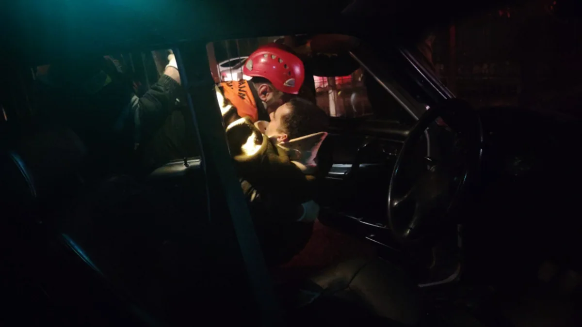 FHN xilasediciləri şərti qəza zamanı deformasiyaya uğramış avtomobildən yaralını xilas ediblər