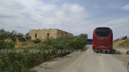 Xaricdə təhsil almış məzunlar Ağdam Dövlət Dram Teatrının qarşısında milli musiqilərimizi ifa ediblər