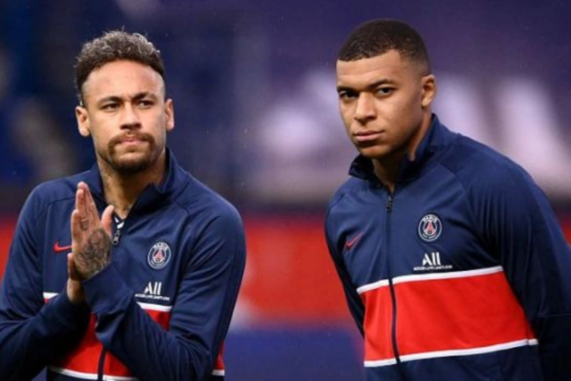 Mbappe Neymarın ona ötürmə verməməsindən narazıdır