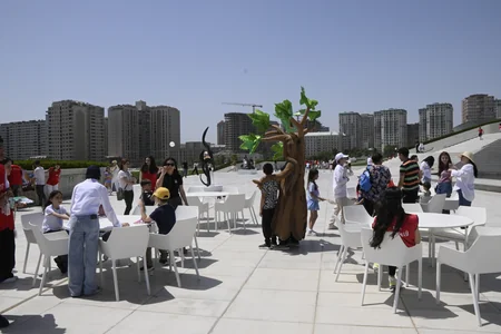 Heydər Əliyev Mərkəzinin parkında Uşaq festivalı keçirilib
