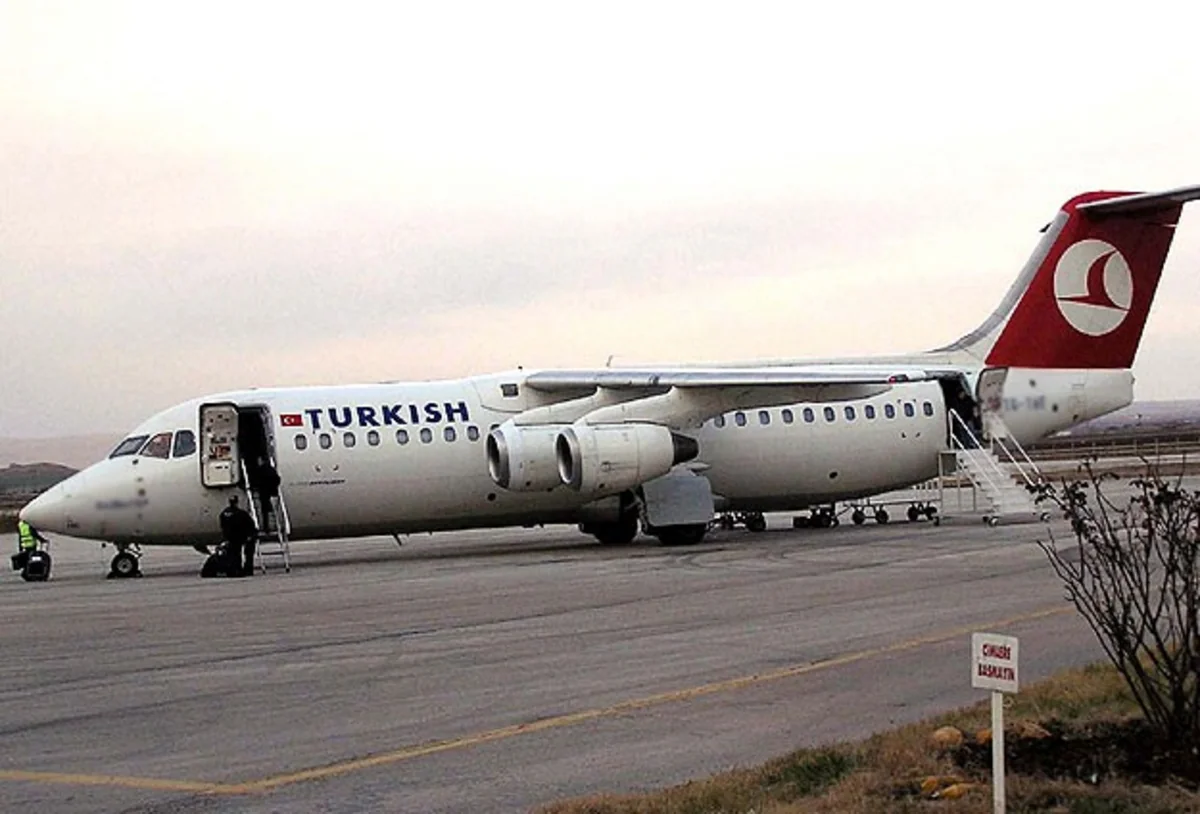 Türkiyə Hava Yollarına məxsus sərnişin təyyarəsi Dubay aeroportuna məcburi eniş edib