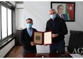 Azərbaycan Güləş Federasiyasından Namiq Abdullayevə təbrik