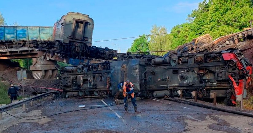 Железнодорожный мост обрушился в Курской области РФ, есть пострадавшие