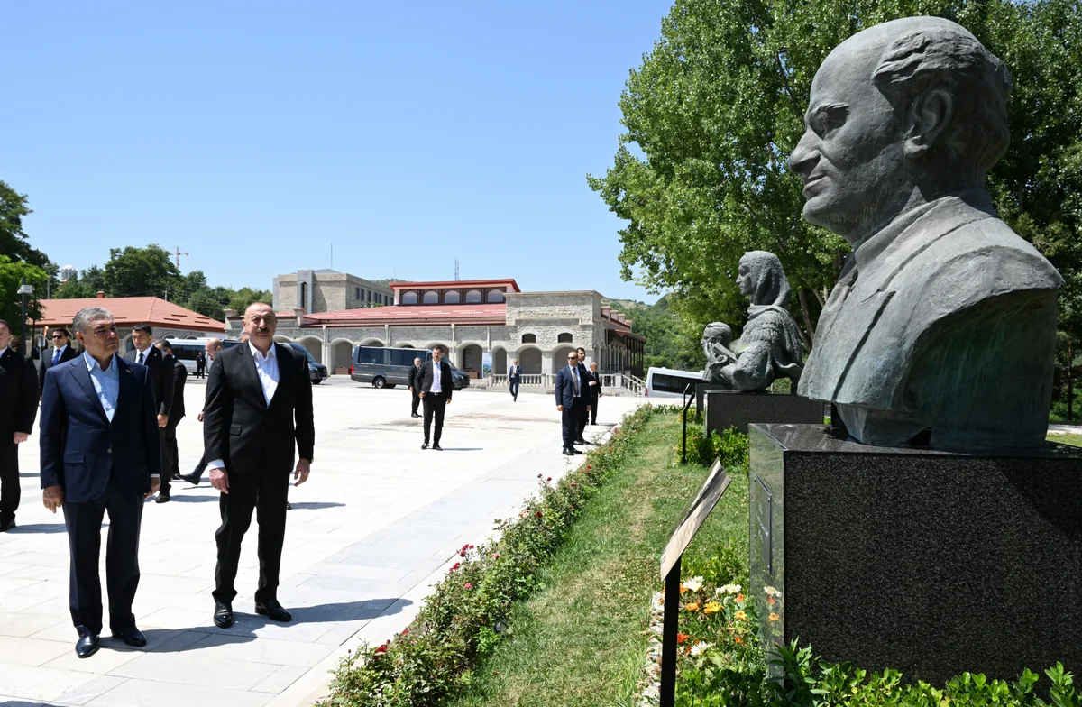 İlham Əliyev və Qurbanqulu Berdiməhəmmədov Şuşada Natəvanın, Bülbülün və Üzeyir Hacıbəylinin gülləbaran edilmiş heykəllərinə baxıblar