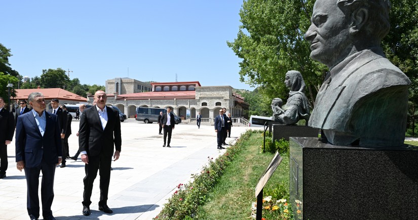 İlham Əliyev və Qurbanqulu Berdiməhəmmədov Şuşada Natəvanın, Bülbülün və Üzeyir Hacıbəylinin gülləbaran edilmiş heykəllərinə baxıblar