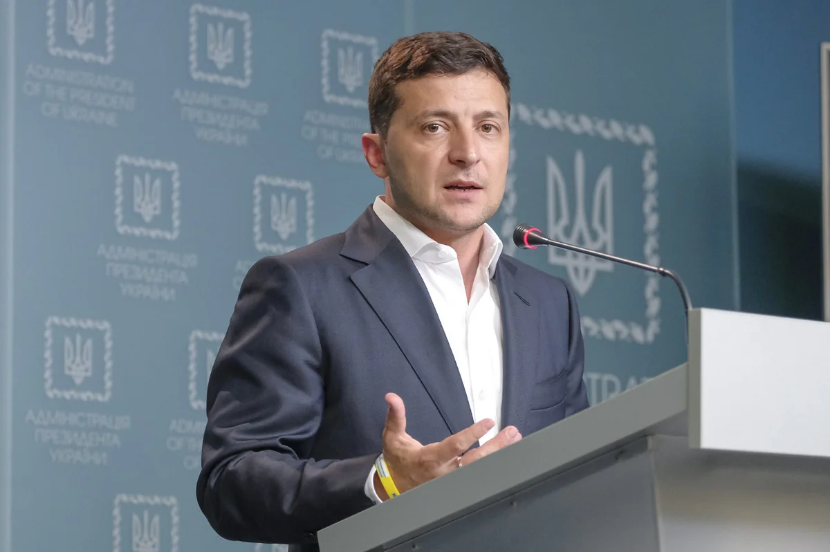 Зеленский поручил создать в Украине центр для производства вакцин