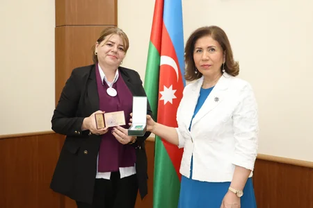 Bahar Muradova “Tərəqqi” medalı ilə təltif olunan qadınların mükafatlarını təqdim edib