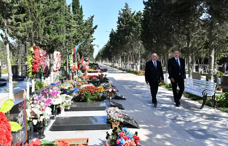 Dövlət başçısı Sumqayıtda Şəhidlər xiyabanında olub