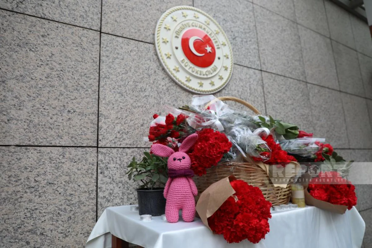 Azerbaijani citizens commemorate victims of Turkiye earthquake