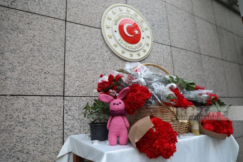 Azerbaijani citizens commemorate victims of Turkiye earthquake