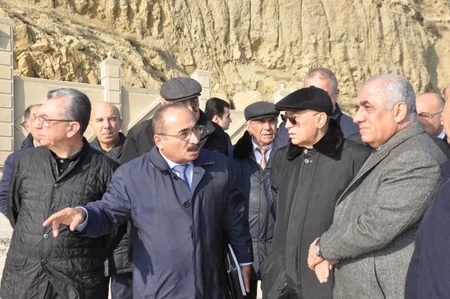 Baş Nazir və digər rəhbər şəxslər “Bibiheybət”də torpaq sürüşməsi olan əraziyə baxış keçiriblər