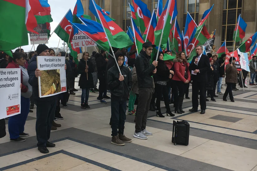 Parisdə yaşayan azərbaycanlılar Sarkisyanın Fransaya səfərinə və erməni təcavüzünə qarşı etiraz aksiyası keçiriblər - FOTO - VİDEO