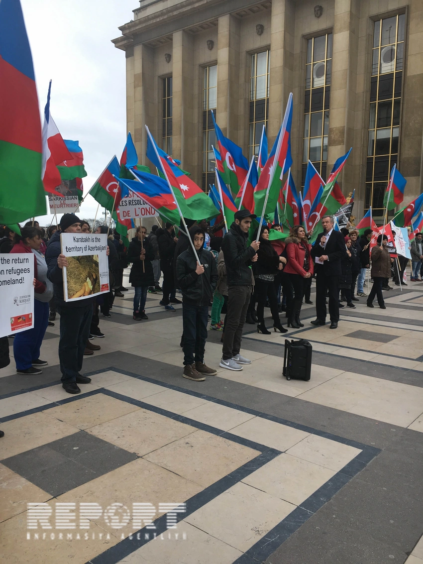 Parisdə yaşayan azərbaycanlılar Sarkisyanın Fransaya səfərinə və erməni təcavüzünə qarşı etiraz aksiyası keçiriblər - FOTO - VİDEO