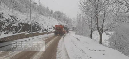 Şuşaya qar yağır, yollar təmizlənir 