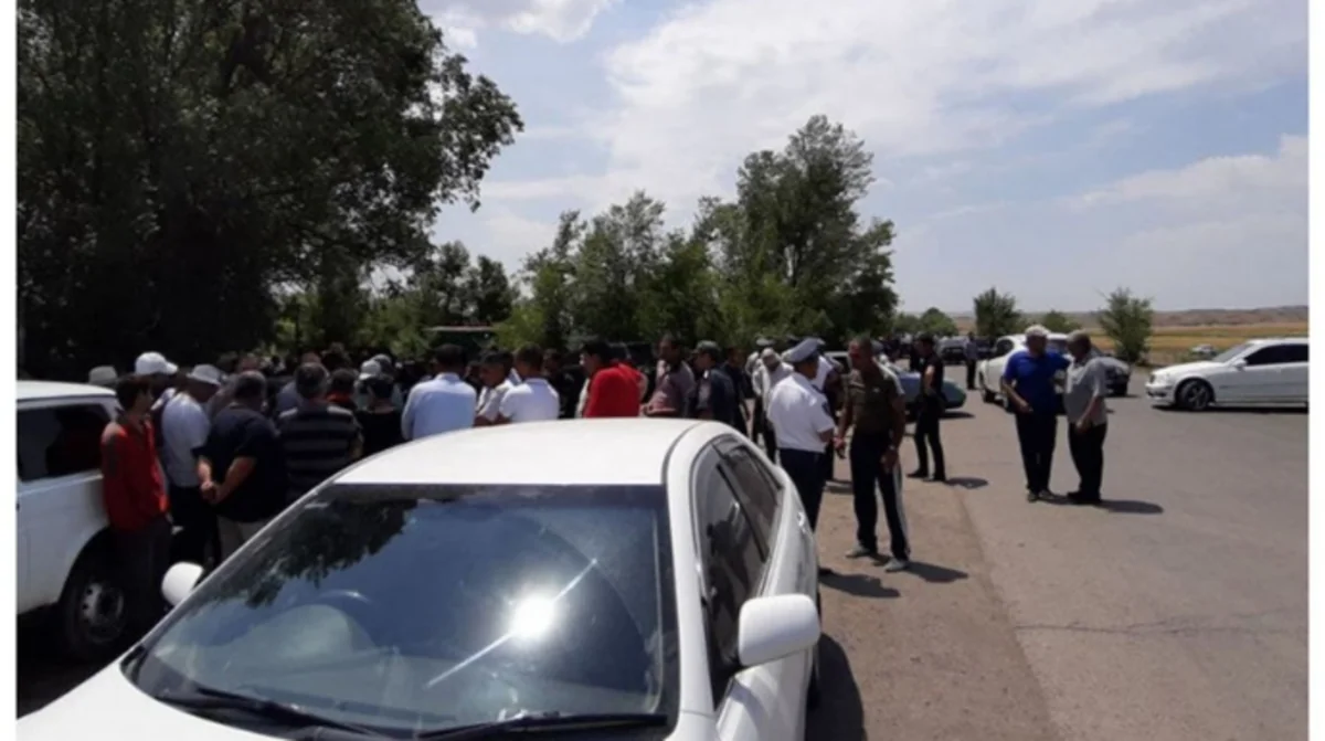 Ermənistanda fermerlər yolu bağlayıb