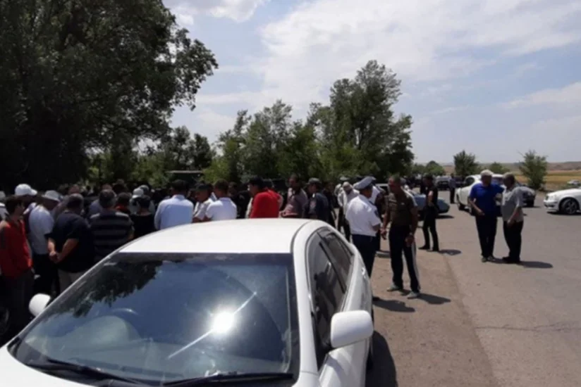 Ermənistanda fermerlər yolu bağlayıb