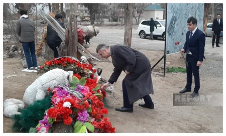 Almaniya səfiri Gəncədə ermənilərin raket hücumu nəticəsində dağılan əraziyə baş çəkib