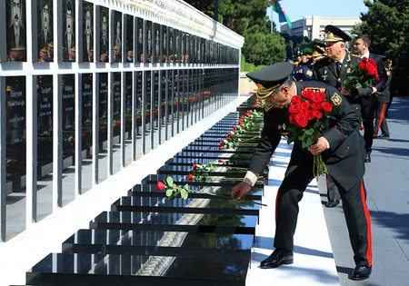 Müdafiə Nazirliyinin rəhbərliyi Fəxri xiyabanı və Şəhidlər xiyabanını ziyarət edib