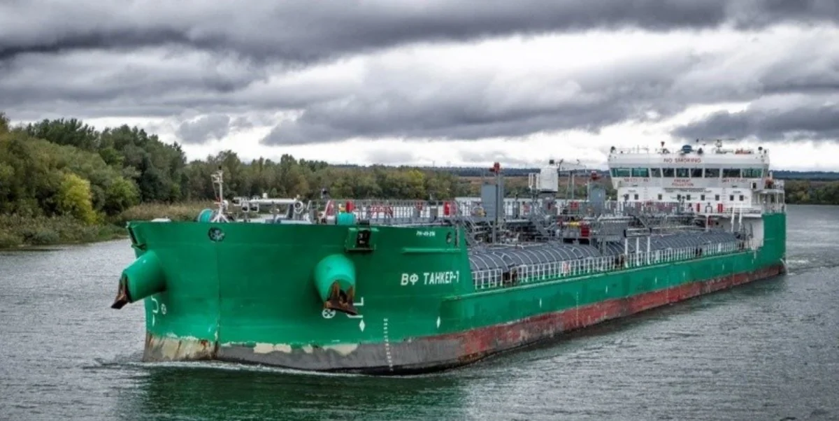 Həştərxandan Bakıya gələn tanker saya oturub