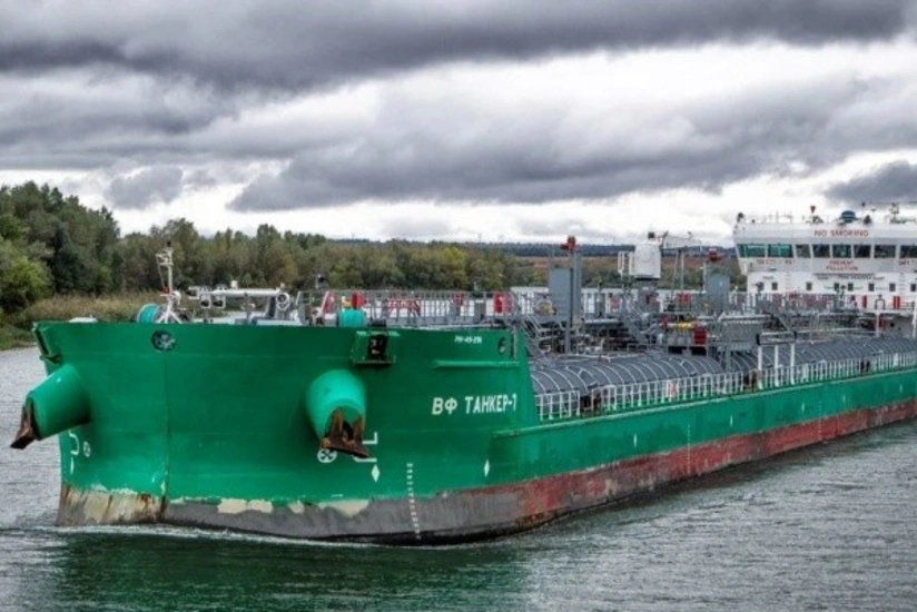 Танкер, следовавший из Астрахани в Баку, сел на мель