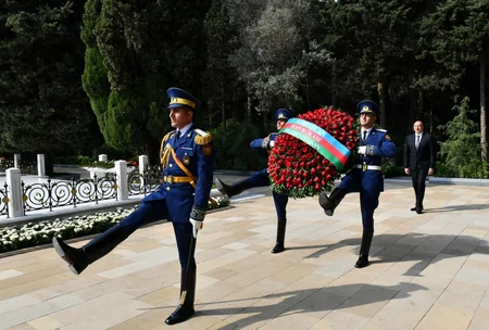 İlham Əliyev, Mehriban Əliyeva və ailə üzvləri Heydər Əliyevin Fəxri xiyabanda məzarını ziyarət ediblər