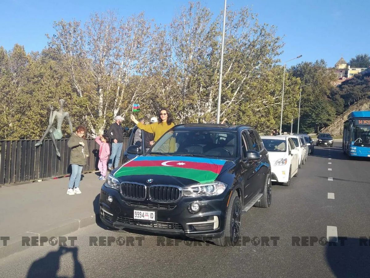 Azərbaycanlılar Tbilisidə qələbə avtoyürüşü keçiriblər