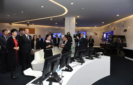 Prezident İlham Əliyev “Huawei” şirkətinin Pekindəki Sərgi Mərkəzində olub