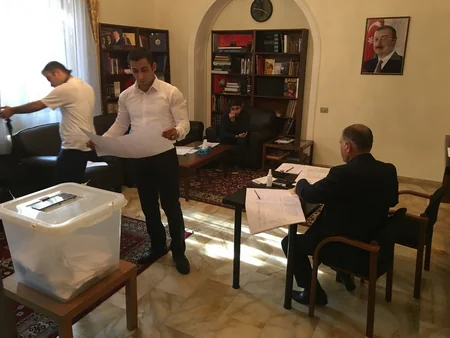 Romadakı seçki məntəqəsində səsvermə başa çatıb