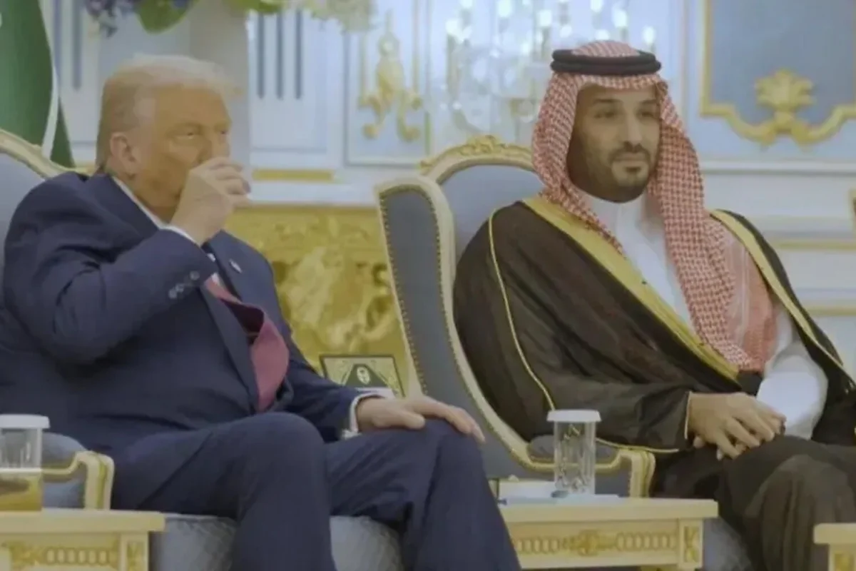 В Саудовской Аравии Трампа заставили выпить кофе при помощи ИИ