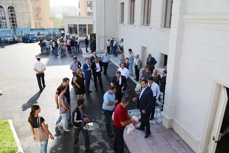 Bakıda yanan binanın sakinləri mənzillərinə köçürülür - FOTO