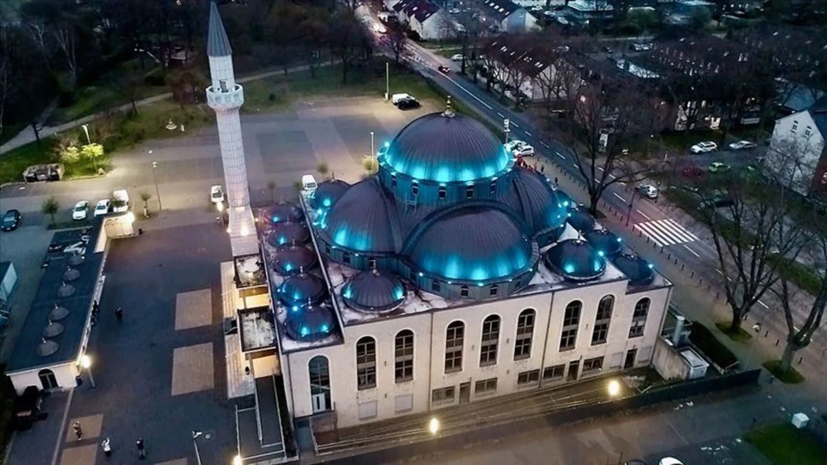 Almaniyada yüksək səslə azan oxunmasına icazə verilib