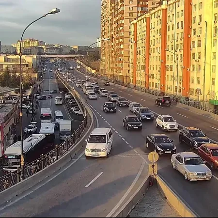 Bakının bir sıra yollarında nəqliyyatın sıxlığı müşahidə olunur