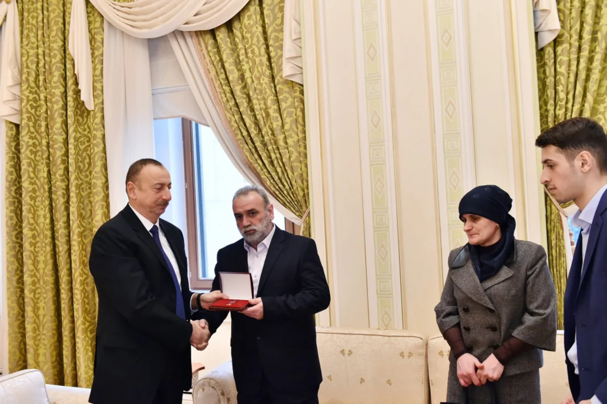 Prezident İlham Əliyev Azərbaycanın Milli Qəhrəmanı medalını şəhid Çingiz Qurbanovun atasına təqdim edib - YENİLƏNİB