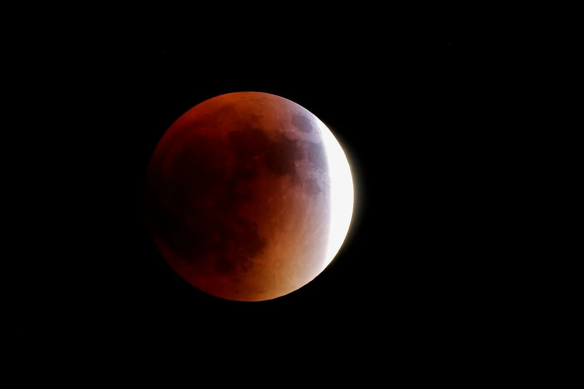 Australian airline offering its passengers to view full lunar eclipse