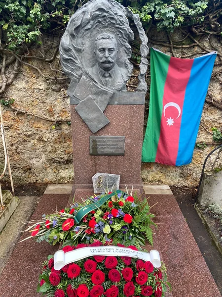 Leyla Abdullayeva 20 Yanvar günündə Parisdə Topçubaşovun məzarını ziyarət edib