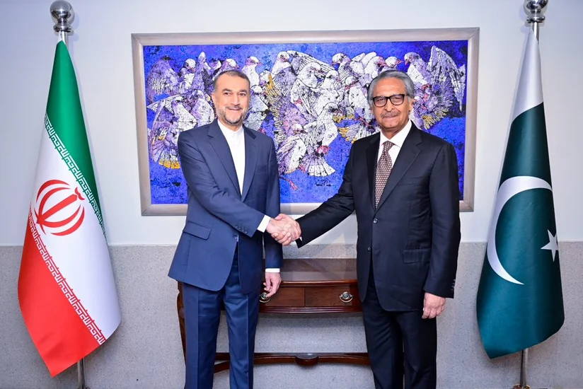Meeting between Iranian, Pakistani FMs begin in Islamabad