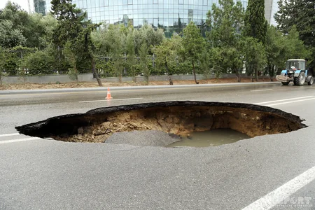 Bakıda kanalizasiya xətti partladı, “Azəravtoyol”un çəkdiyi yol çökdü - FOTO