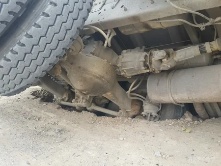 Sumqayıtda yüklə dolu KamAZ aşıb - FOTO