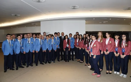 Prezident İlham Əliyev Bakı Şahmat Olimpiadasında mübarizə aparan Azərbaycan idmançıları ilə görüşüb