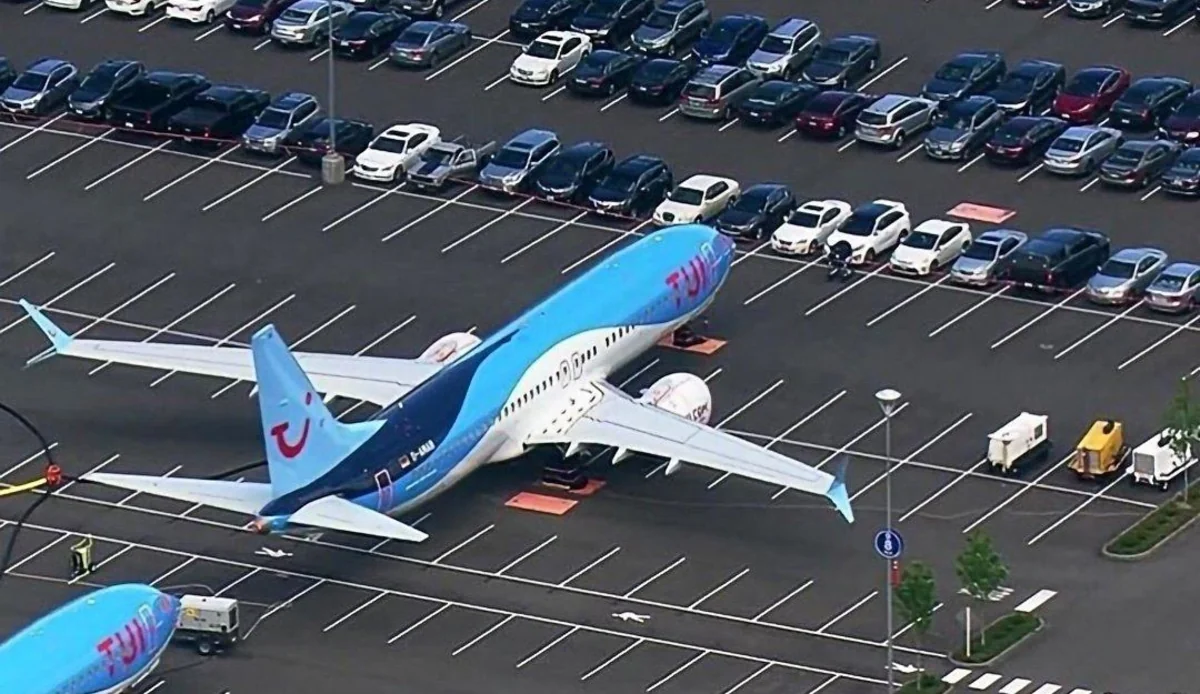 Boeing satılmayan təyyarələri əməkdaşlar üçün avtomobil parkında yerləşdirir - FOTO
