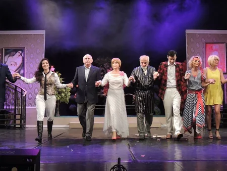 Rus Dram Teatrında Blisslər ailəsi eksentrik komediyasının premyerası olub