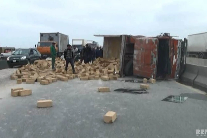 Kürdəmirdə yük maşını aşıb, yol qısamüddətli bağlanıb - FOTO - VİDEO