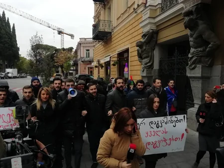 Tbilisidə aksiyaçılar Gürcüstanın prezident sarayının darvazasına qıfıl asıblar - YENİLƏNİB
