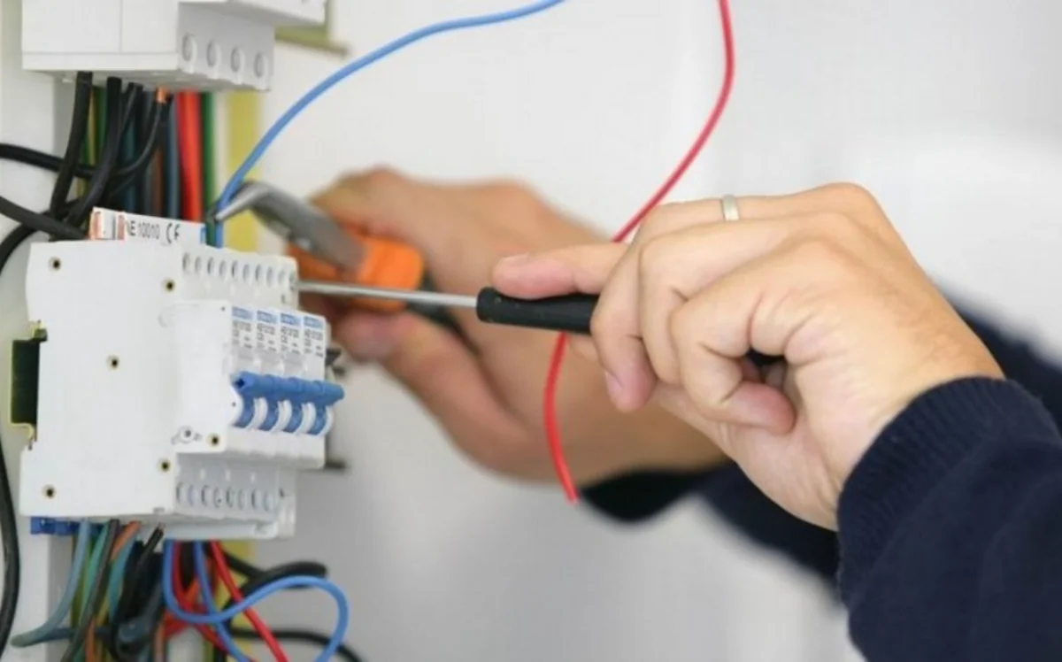 Sumqayıtda “Azərişıq” ASC-nin əməkdaşını elektrik cərəyanı vurub