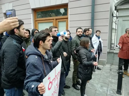 Tbilisidə aksiyaçılar Gürcüstanın prezident sarayının darvazasına qıfıl asıblar - YENİLƏNİB