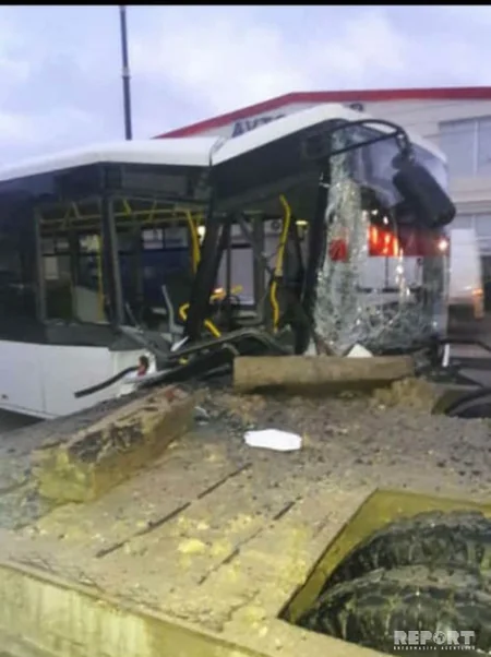 Bakıda sərnişin avtobusu yük maşını ilə toqquşub - FOTO