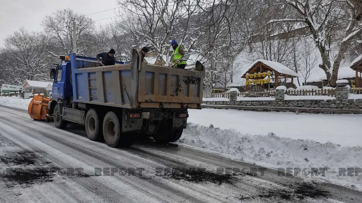 Qaxda buzlu yollara duz-qum səpilib